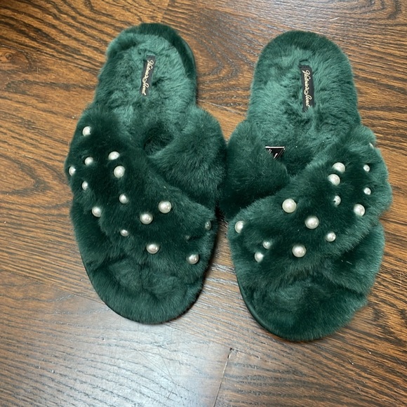 Victoria's Secret Shoes - Victoria's Secret Faux Fur Crisscross Strap Slippers Embellished Pearl /M (7/8)